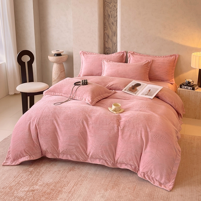 91家纺网 家纺一手货源 找家纺 春皖家纺 2025新款全消光雕花绒牛奶绒四件套 柔眠序曲