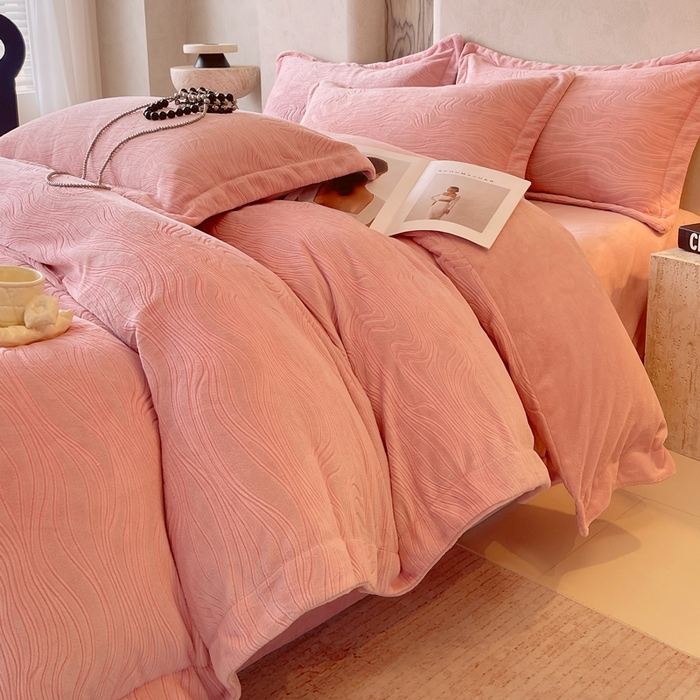 91家纺网 家纺一手货源 找家纺 春皖家纺 2025新款全消光雕花绒牛奶绒四件套 柔眠序曲