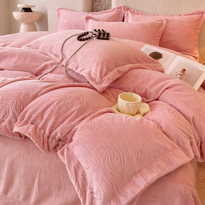 91家纺网 家纺一手货源 找家纺 春皖家纺 2025新款全消光雕花绒牛奶绒四件套 柔眠序曲