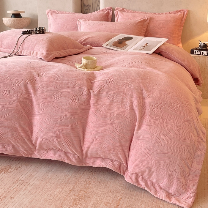 91家纺网 家纺一手货源 找家纺 春皖家纺 2025新款全消光雕花绒牛奶绒四件套 柔眠序曲