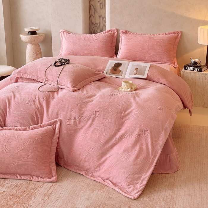 91家纺网 家纺一手货源 找家纺 春皖家纺 2025新款全消光雕花绒牛奶绒四件套 柔眠序曲