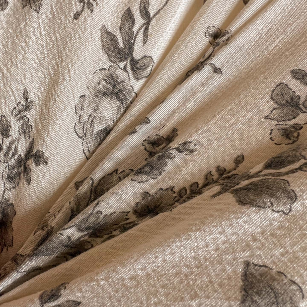 91家纺网 家纺一手货源 找家纺 Mata蔓塔家 2025新款侘寂风泡芙花边豆豆被被子被芯冬被春秋被牛奶绒豆豆被 蔷薇未眠