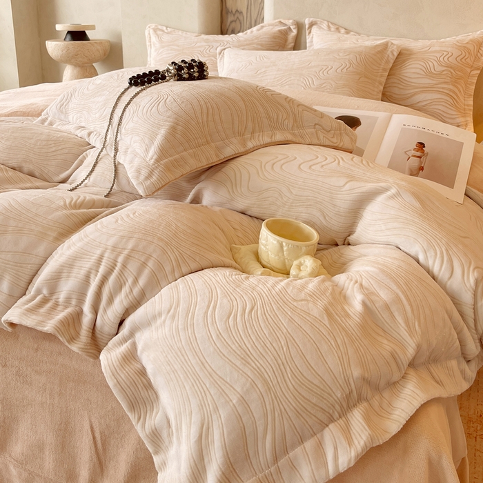 91家纺网 家纺一手货源 找家纺 春皖家纺 2025新款全消光雕花绒牛奶绒四件套 晨曦绒光