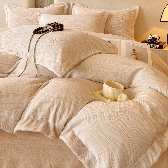 91家纺网 家纺一手货源 找家纺 春皖家纺 2025新款全消光雕花绒牛奶绒四件套 晨曦绒光