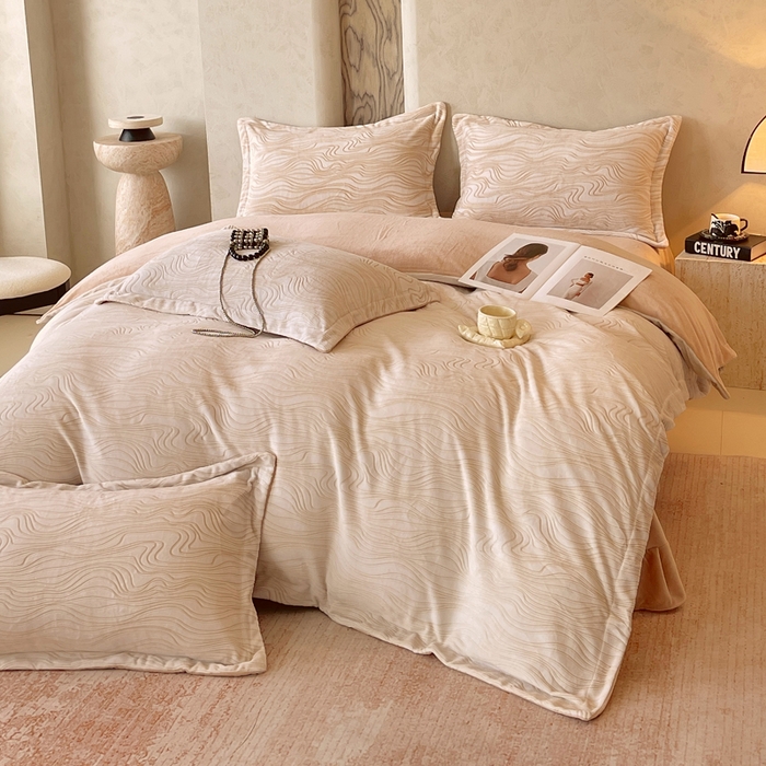 91家纺网 家纺一手货源 找家纺 春皖家纺 2025新款全消光雕花绒牛奶绒四件套 晨曦绒光