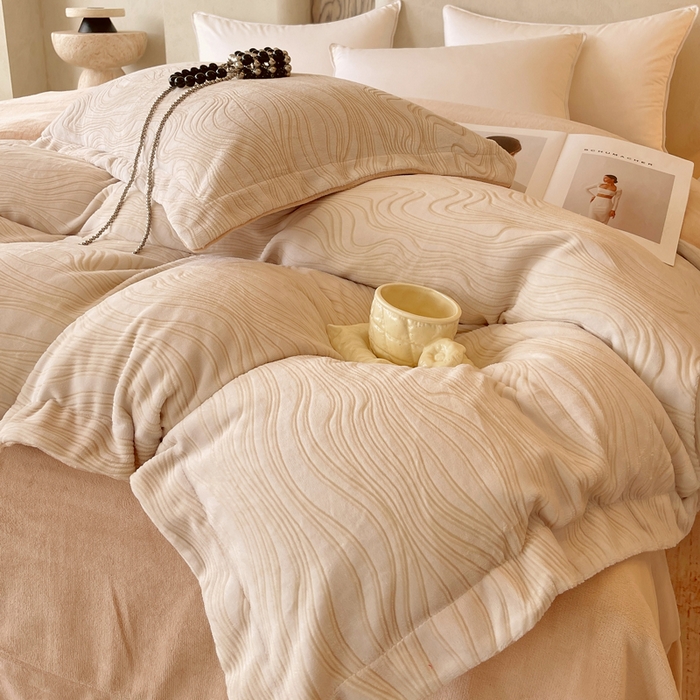 91家纺网 家纺一手货源 找家纺 春皖家纺 2025新款全消光雕花绒牛奶绒四件套 晨曦绒光