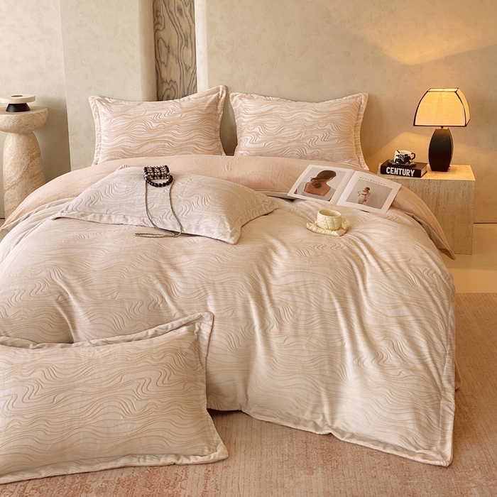 91家纺网 家纺一手货源 找家纺 春皖家纺 2025新款全消光雕花绒牛奶绒四件套 晨曦绒光