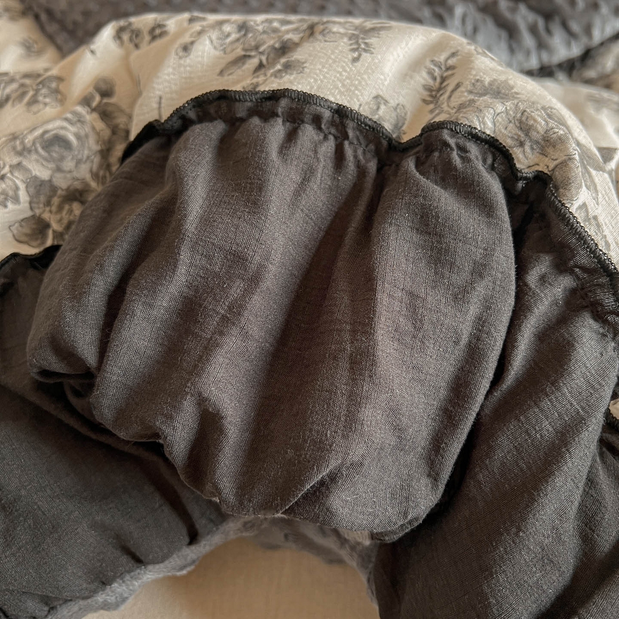 91家纺网 家纺一手货源 找家纺 Mata蔓塔家 2025新款侘寂风泡芙花边豆豆被被子被芯冬被春秋被牛奶绒豆豆被 蔷薇未眠