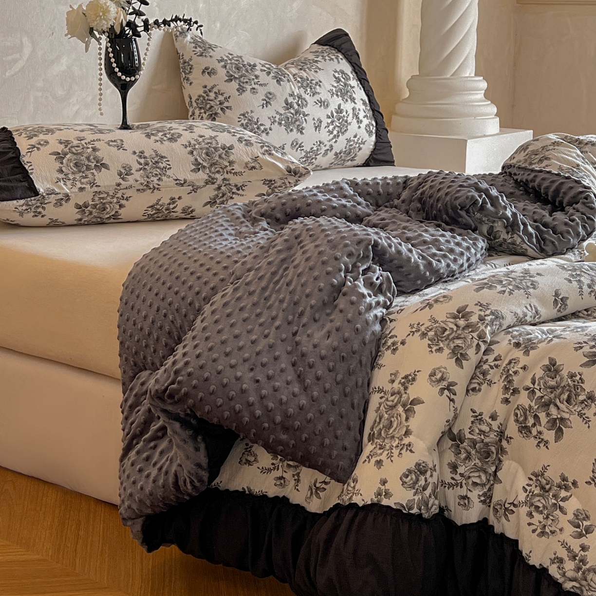 91家纺网 家纺一手货源 找家纺 Mata蔓塔家 2025新款侘寂风泡芙花边豆豆被被子被芯冬被春秋被牛奶绒豆豆被 蔷薇未眠