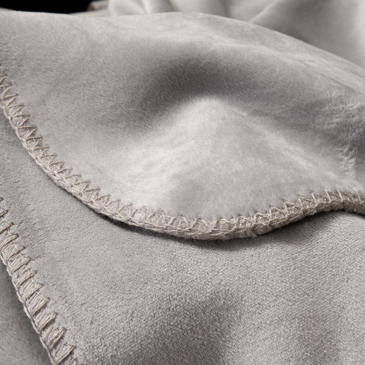 91家纺网 家纺一手货源 找家纺 禧禾 2025新款300g氨超锦狐绒航空午睡素色毛毯（控价：券后到手价不低于88元/148元/208元） 铂金银