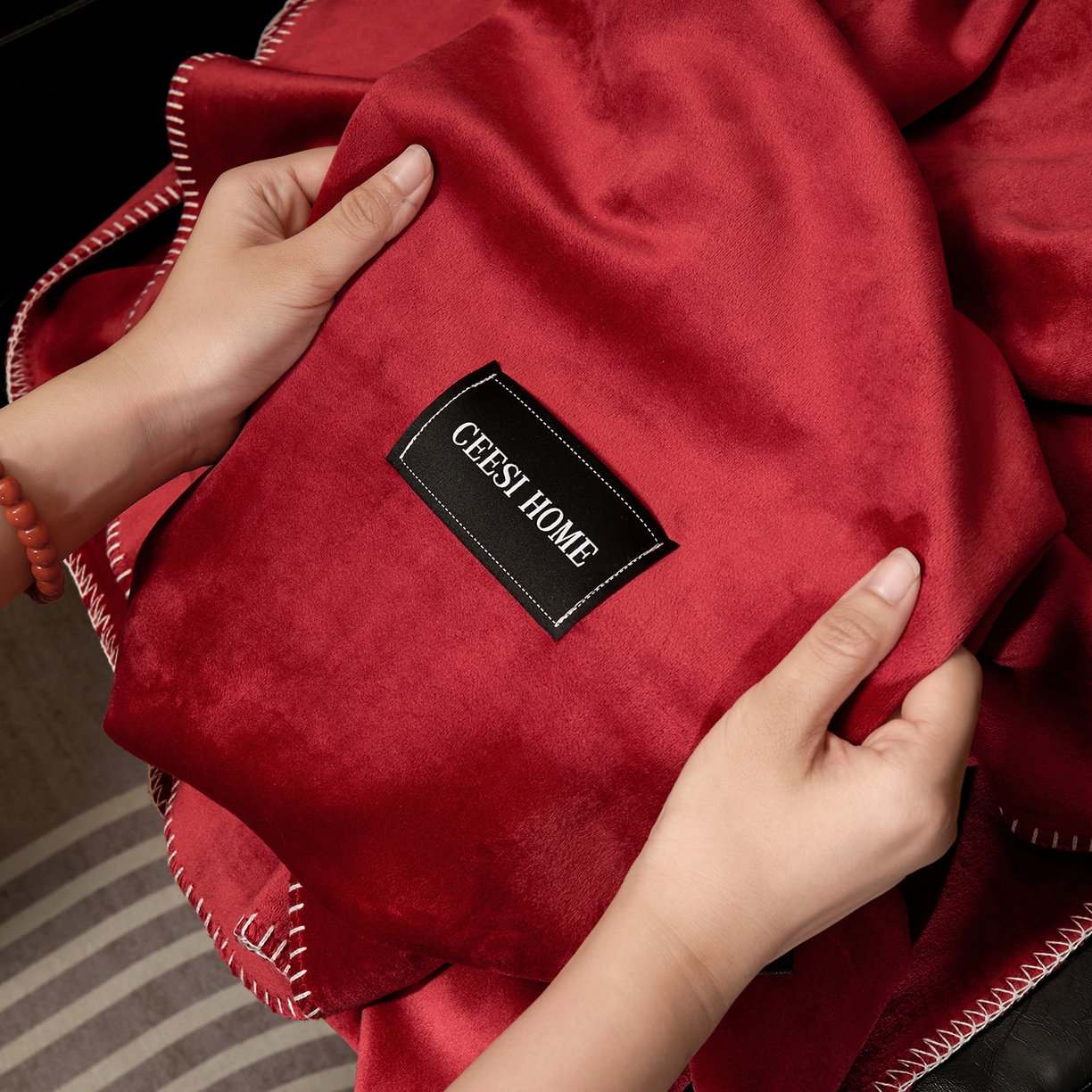 91家纺网 家纺一手货源 找家纺 禧禾 2025新款300g氨超锦狐绒航空午睡素色毛毯（控价：券后到手价不低于88元/148元/208元） 勃艮第红