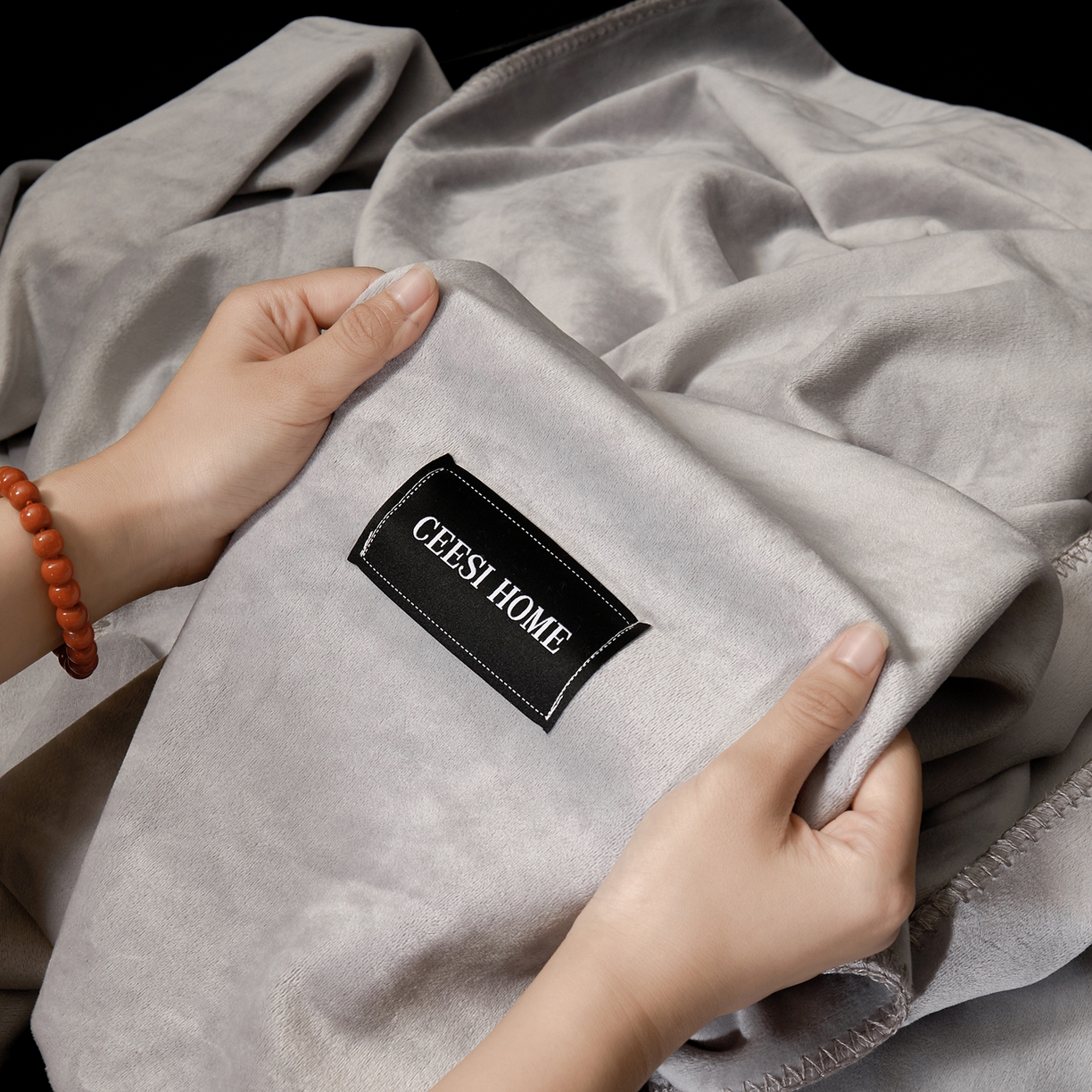 91家纺网 家纺一手货源 找家纺 禧禾 2025新款300g氨超锦狐绒航空午睡素色毛毯（控价：券后到手价不低于88元/148元/208元） 铂金银