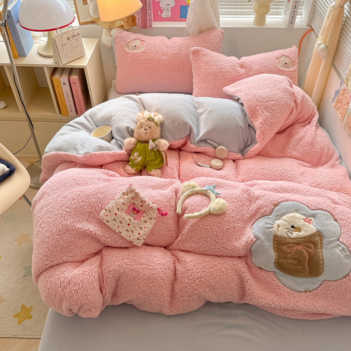 91家纺网 家纺一手货源 找家纺 （总）子钦家纺 2025秋冬新款加厚羊羔绒卡通贴布绣床单床笠四件套第二波