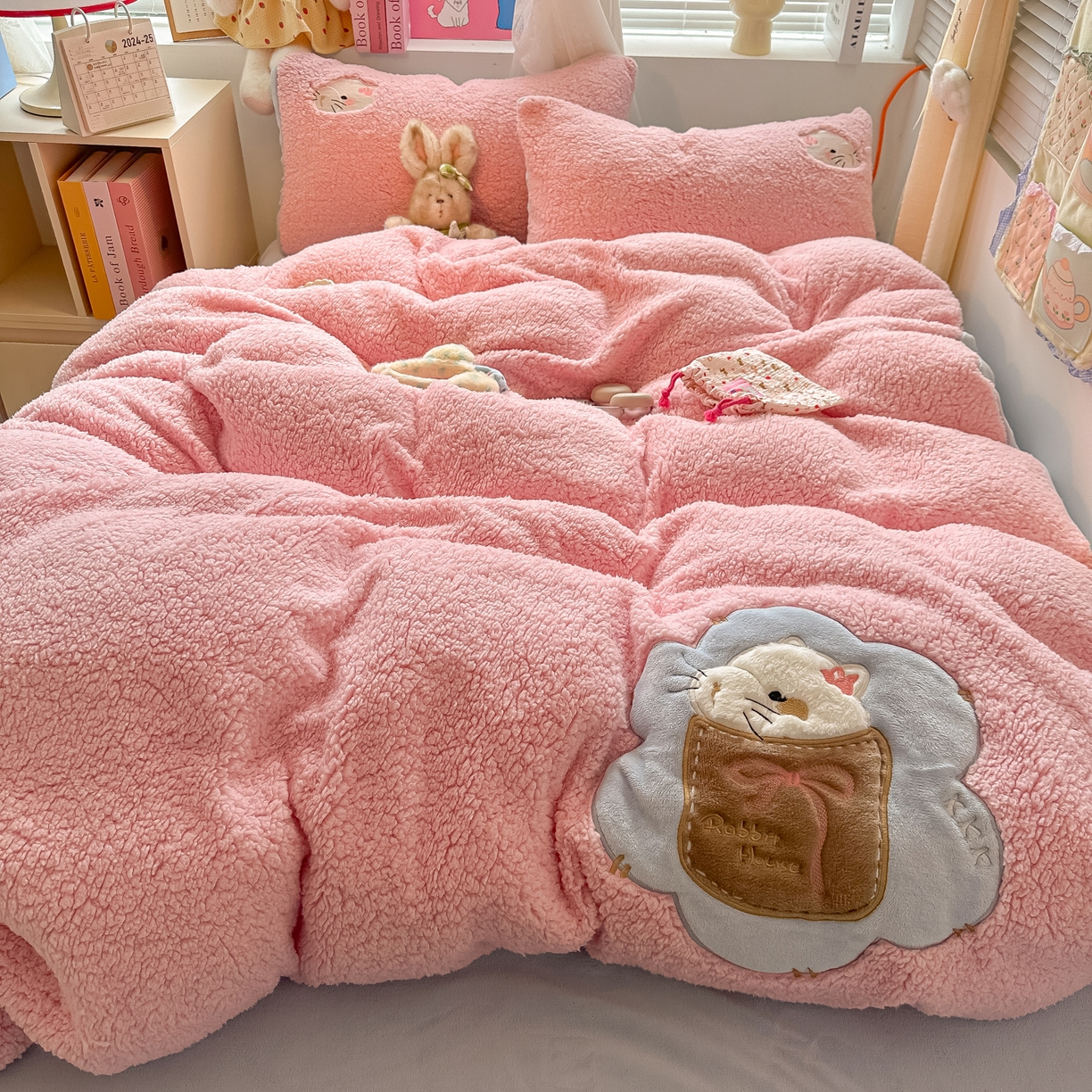 91家纺网 家纺一手货源 找家纺 （总）子钦家纺 2025秋冬新款加厚羊羔绒卡通贴布绣床单床笠四件套第二波