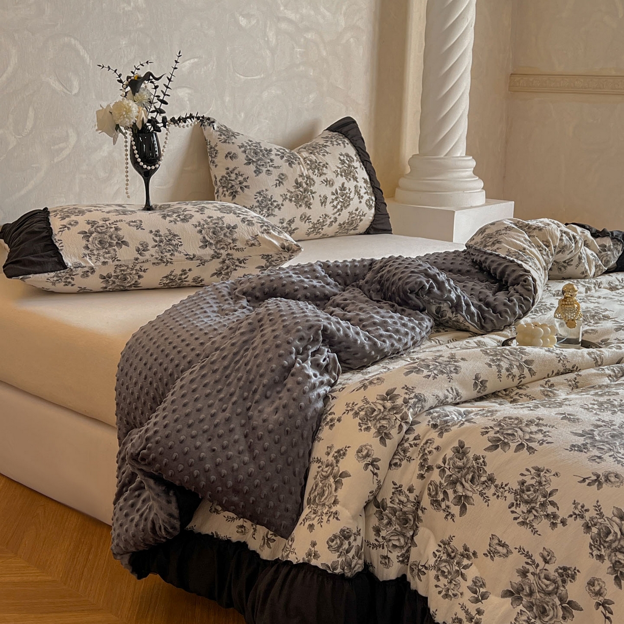 91家纺网 家纺一手货源 找家纺 Mata蔓塔家 2025新款侘寂风泡芙花边豆豆被被子被芯冬被春秋被牛奶绒豆豆被 蔷薇未眠