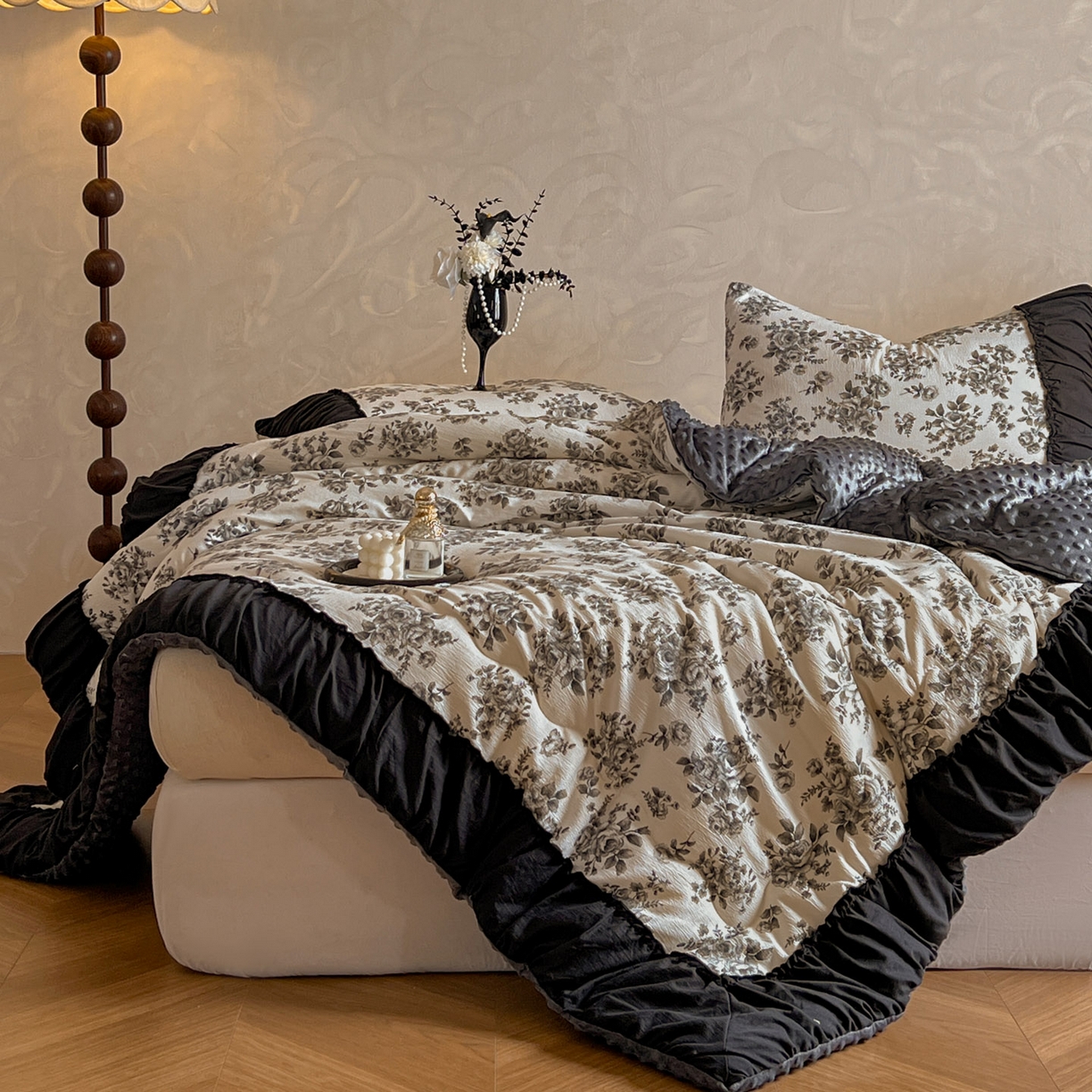 91家纺网 家纺一手货源 找家纺 Mata蔓塔家 2025新款侘寂风泡芙花边豆豆被被子被芯冬被春秋被牛奶绒豆豆被 蔷薇未眠