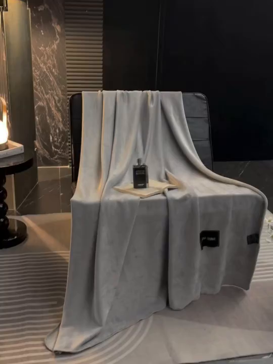 91家纺网 家纺一手货源 找家纺 禧禾 2025新款300g氨超锦狐绒航空午睡素色毛毯（控价：券后到手价不低于88元/148元/208元） 铂金银