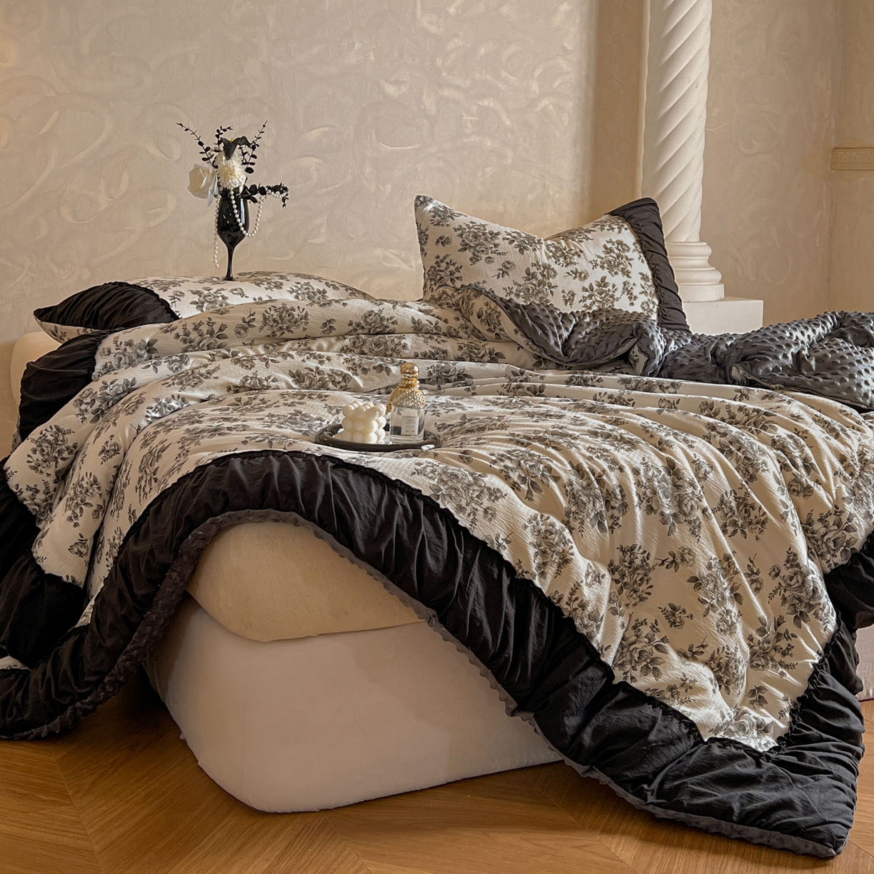 91家纺网 家纺一手货源 找家纺 Mata蔓塔家 2025新款侘寂风泡芙花边豆豆被被子被芯冬被春秋被牛奶绒豆豆被 蔷薇未眠