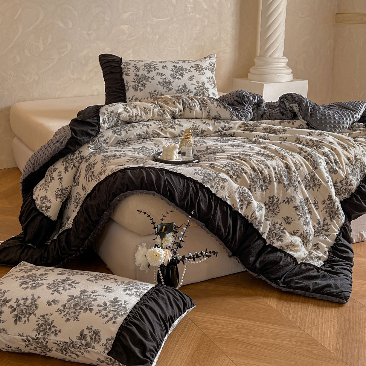 91家纺网 家纺一手货源 找家纺 Mata蔓塔家 2025新款侘寂风泡芙花边豆豆被被子被芯冬被春秋被牛奶绒豆豆被 蔷薇未眠