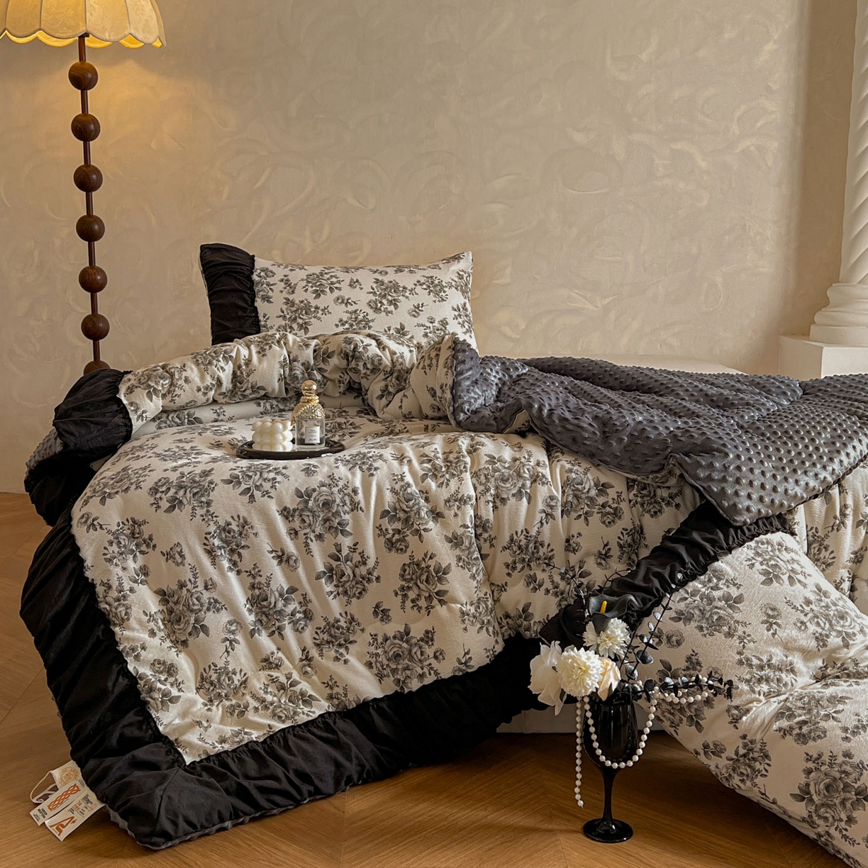 91家纺网 家纺一手货源 找家纺 Mata蔓塔家 2025新款侘寂风泡芙花边豆豆被被子被芯冬被春秋被牛奶绒豆豆被 蔷薇未眠