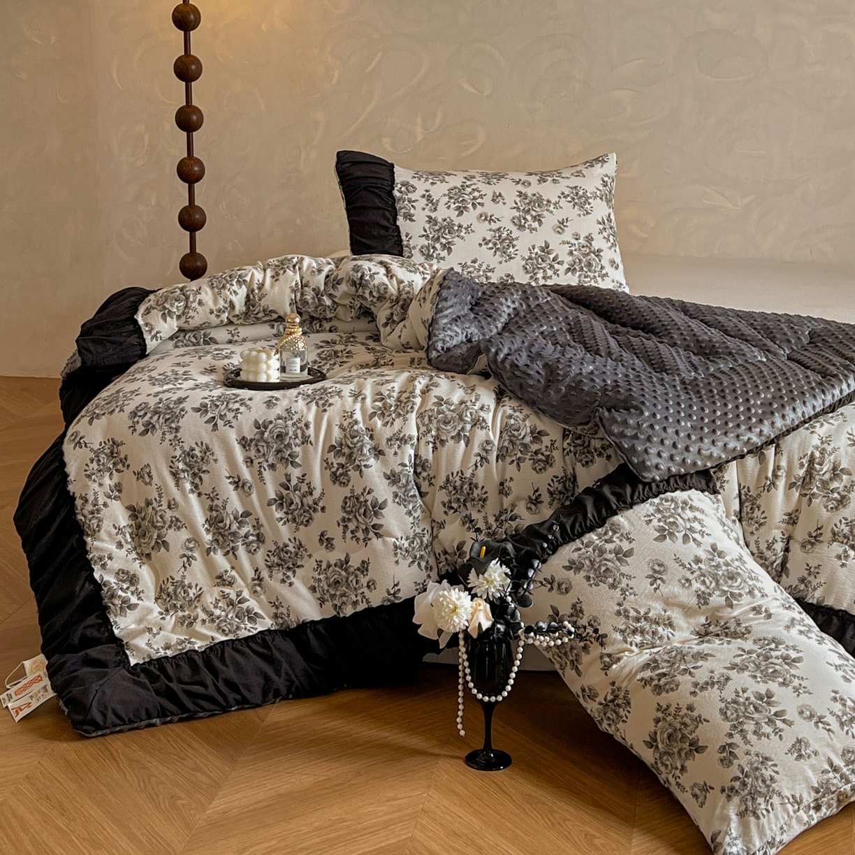 91家纺网 家纺一手货源 找家纺 Mata蔓塔家 2025新款侘寂风泡芙花边豆豆被被子被芯冬被春秋被牛奶绒豆豆被 蔷薇未眠