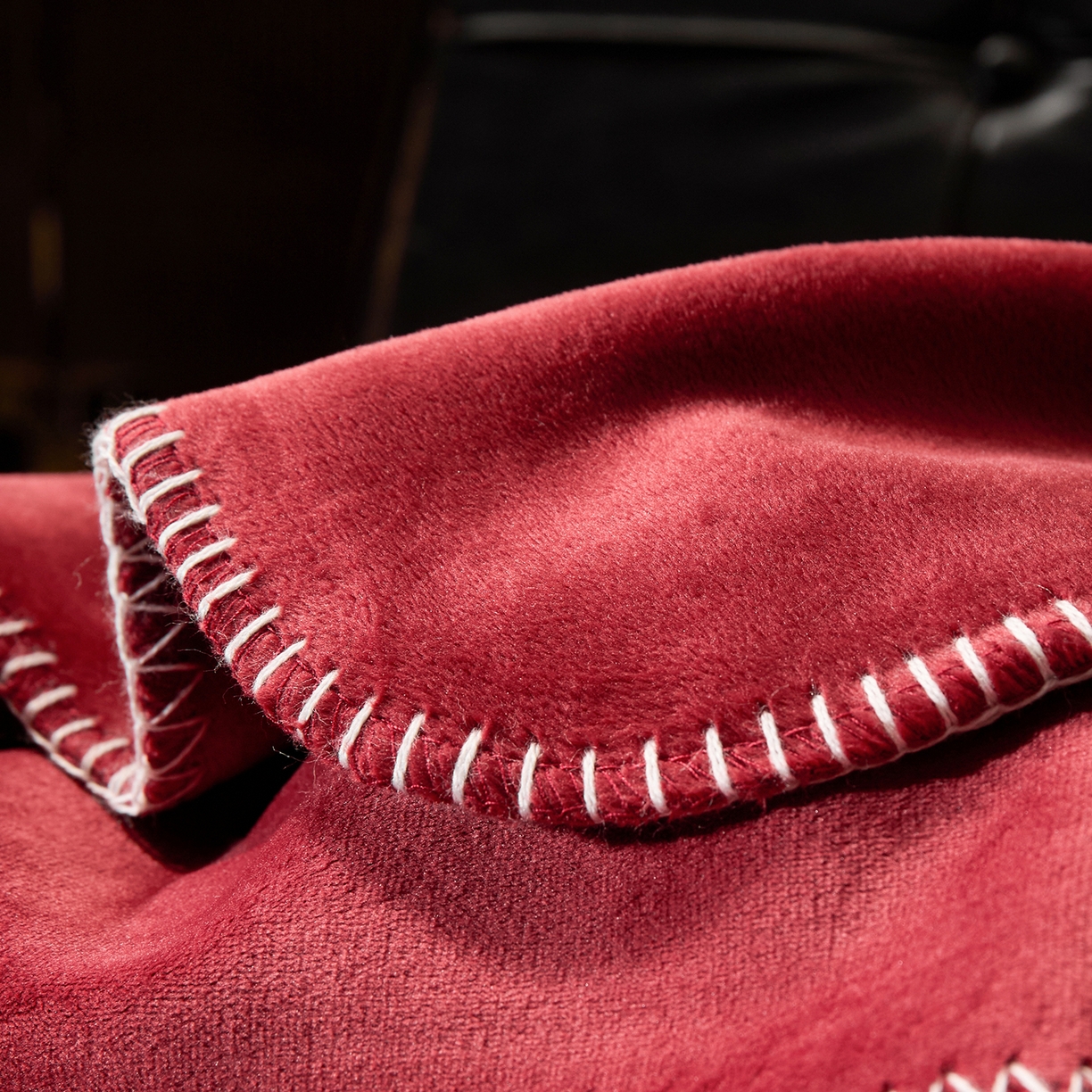 91家纺网 家纺一手货源 找家纺 禧禾 2025新款300g氨超锦狐绒航空午睡素色毛毯（控价：券后到手价不低于88元/148元/208元） 勃艮第红