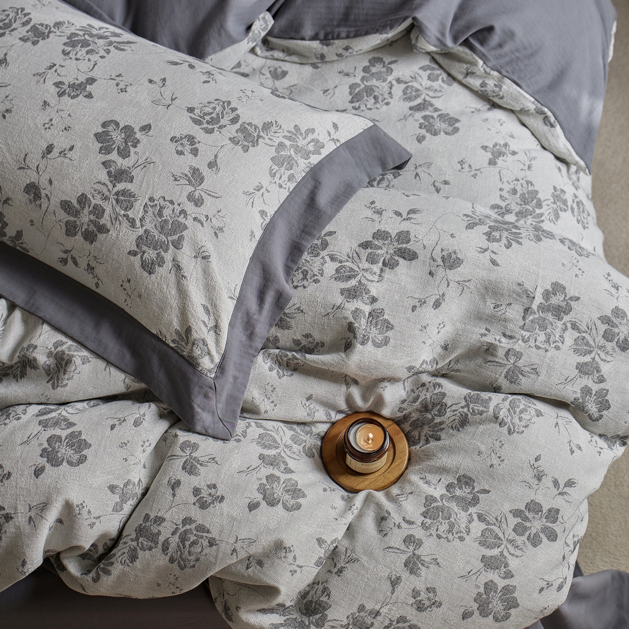 91家纺网 家纺一手货源 找家纺 梦享生活家居 2025新款双层纱提花四件套-砚秋系列 砚秋灰