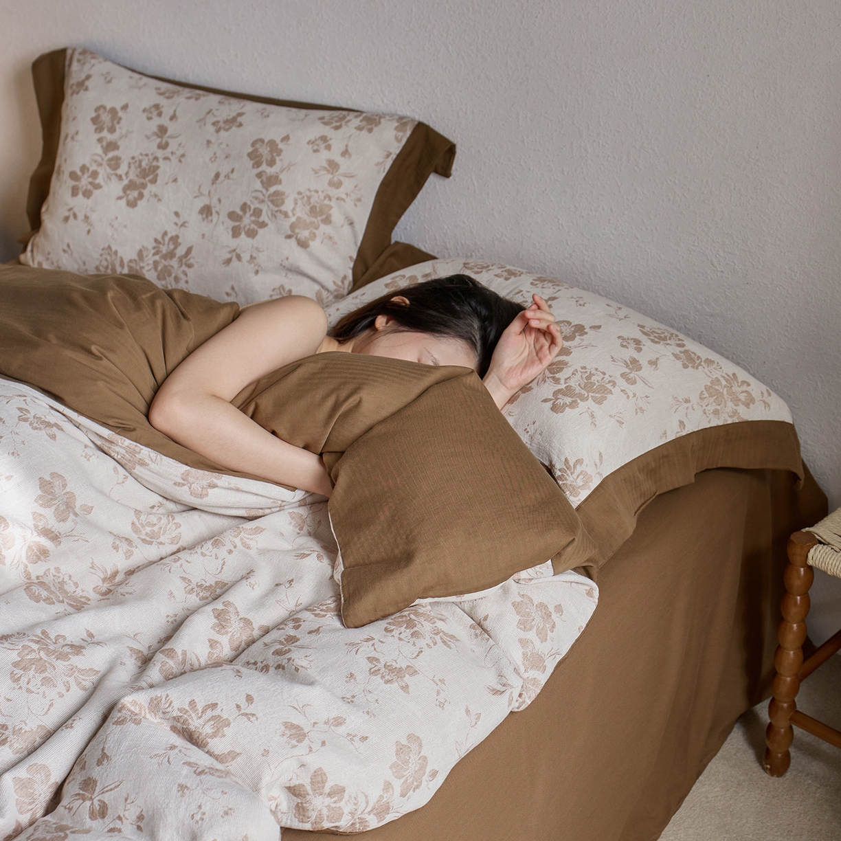 91家纺网 家纺一手货源 找家纺 梦享生活家居 2025新款双层纱提花四件套-砚秋系列 砚秋焦糖