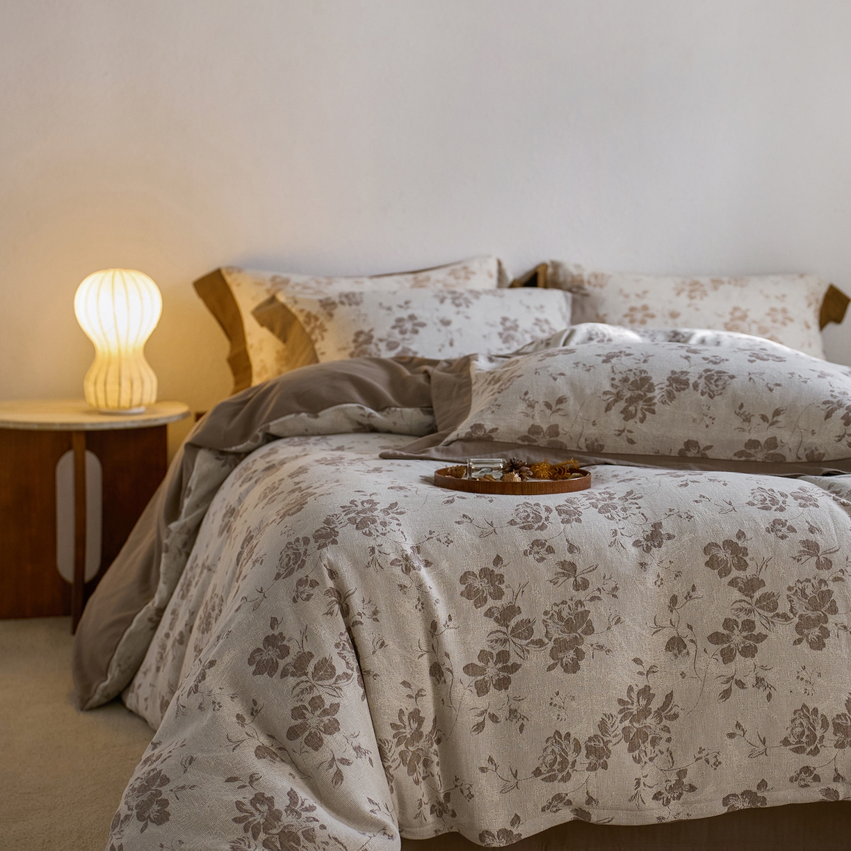 91家纺网 家纺一手货源 找家纺 梦享生活家居 2025新款双层纱提花四件套-砚秋系列 砚秋咖