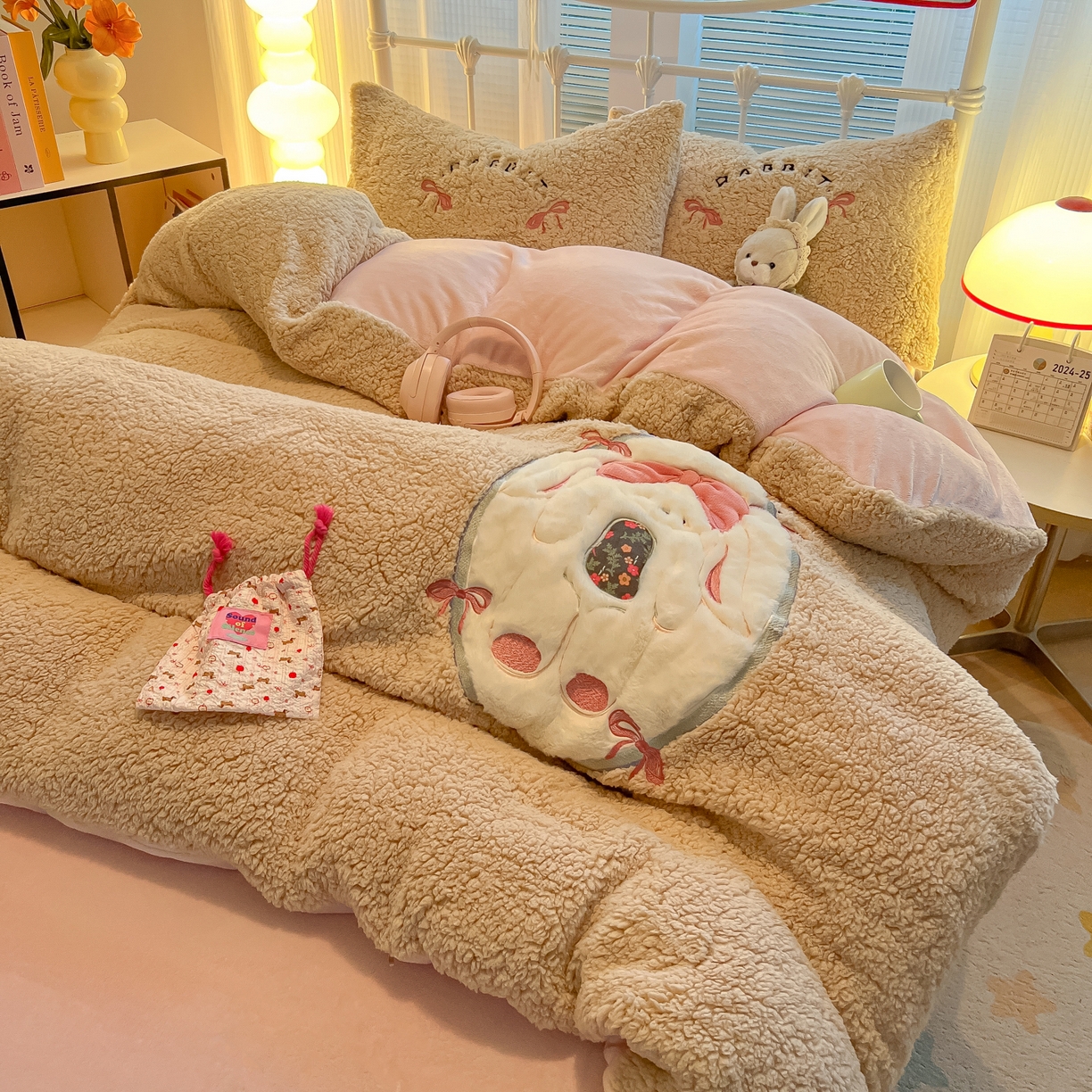 91家纺网 家纺一手货源 找家纺 （总）子钦家纺 2025秋冬新款加厚羊羔绒牛奶绒卡通贴布绣床单床笠四件套第一波