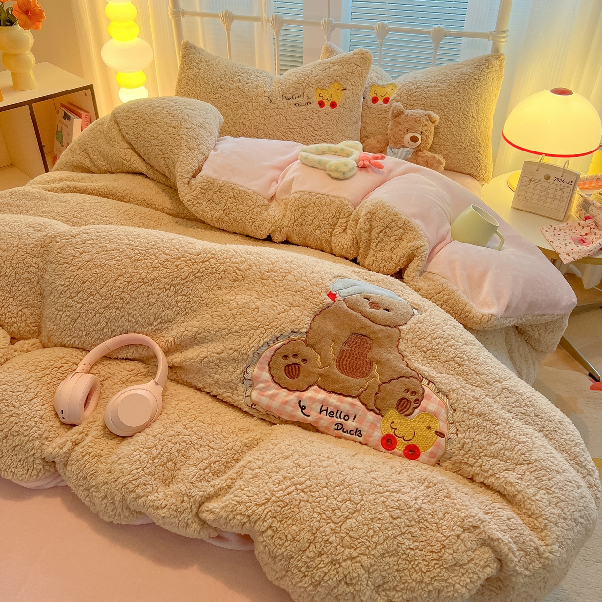 91家纺网 家纺一手货源 找家纺 （总）子钦家纺 2025秋冬新款加厚羊羔绒牛奶绒卡通贴布绣床单床笠四件套第一波