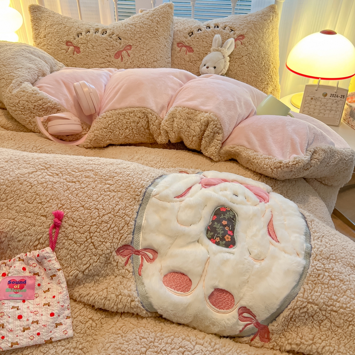 91家纺网 家纺一手货源 找家纺 （总）子钦家纺 2025秋冬新款加厚羊羔绒牛奶绒卡通贴布绣床单床笠四件套第一波