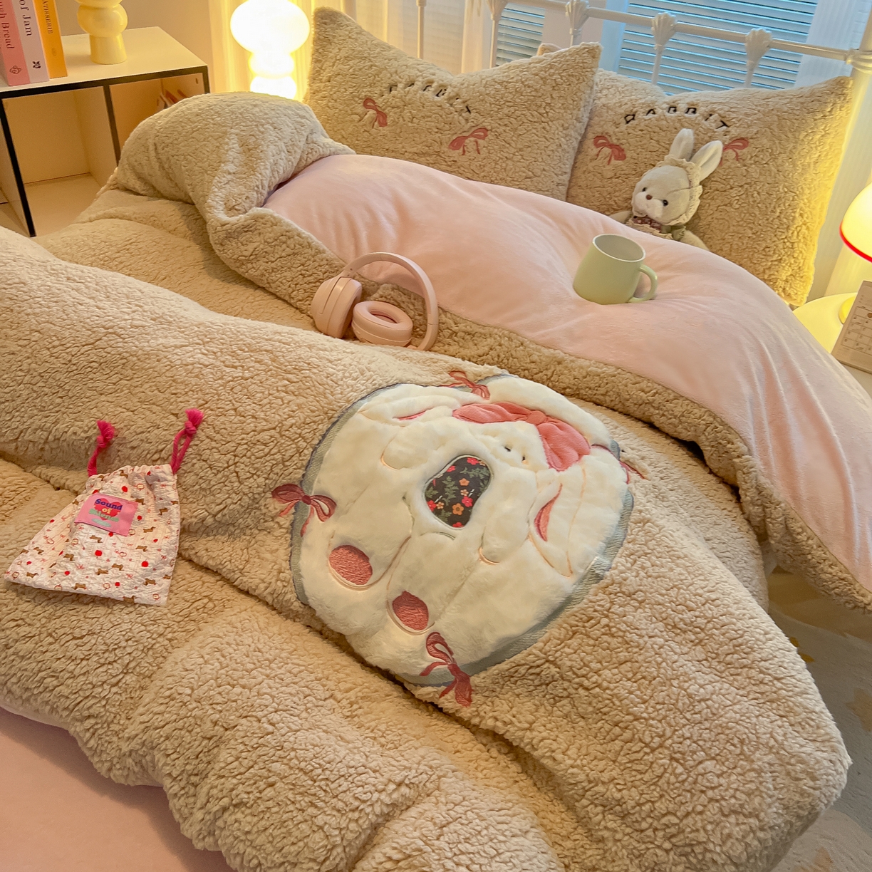 91家纺网 家纺一手货源 找家纺 （总）子钦家纺 2025秋冬新款加厚羊羔绒牛奶绒卡通贴布绣床单床笠四件套第一波