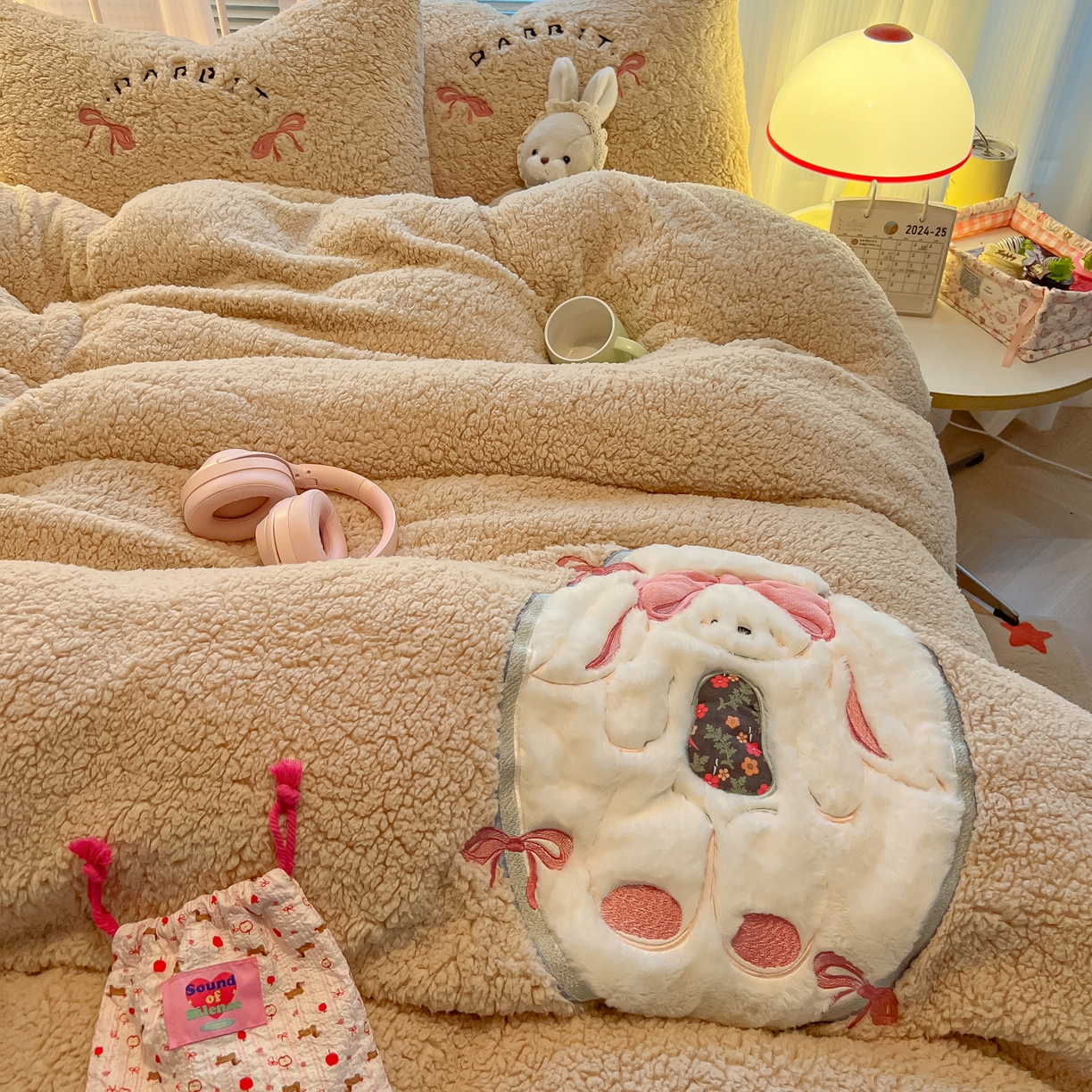 91家纺网 家纺一手货源 找家纺 （总）子钦家纺 2025秋冬新款加厚羊羔绒牛奶绒卡通贴布绣床单床笠四件套第一波