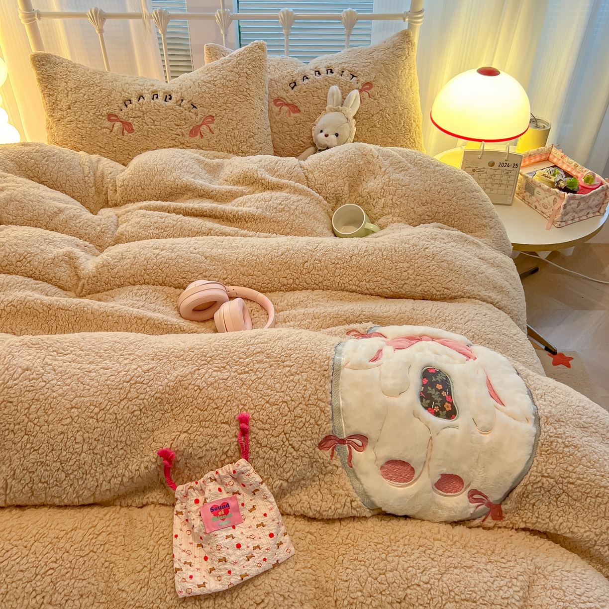 91家纺网 家纺一手货源 找家纺 （总）子钦家纺 2025秋冬新款加厚羊羔绒牛奶绒卡通贴布绣床单床笠四件套第一波