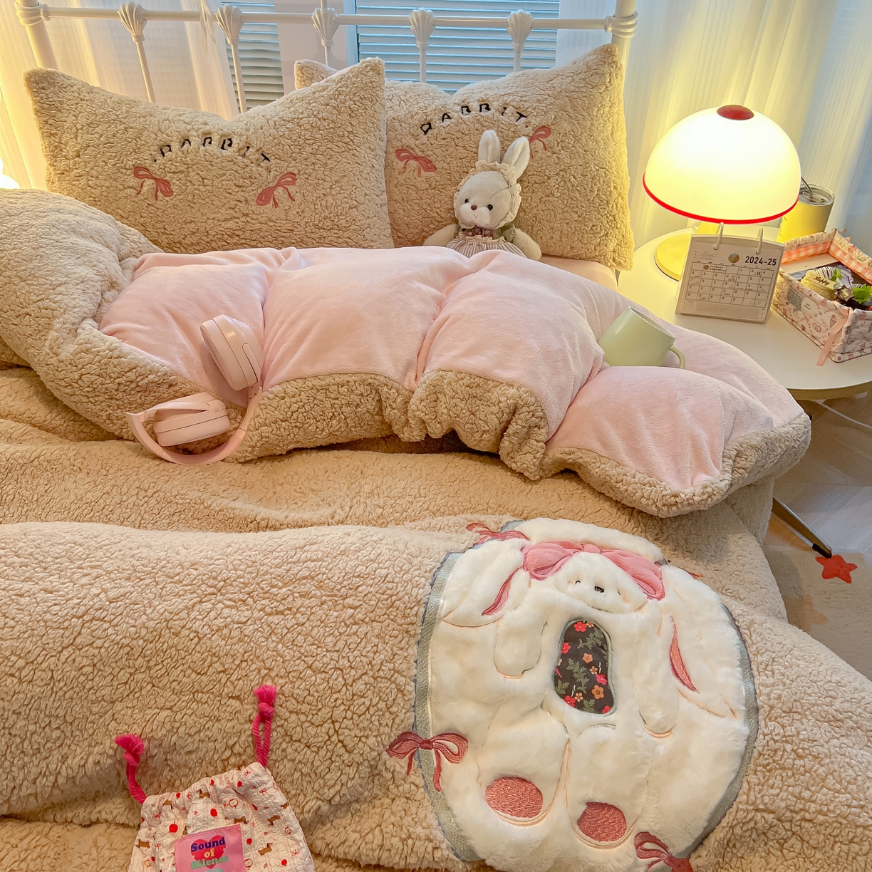 91家纺网 家纺一手货源 找家纺 （总）子钦家纺 2025秋冬新款加厚羊羔绒牛奶绒卡通贴布绣床单床笠四件套第一波