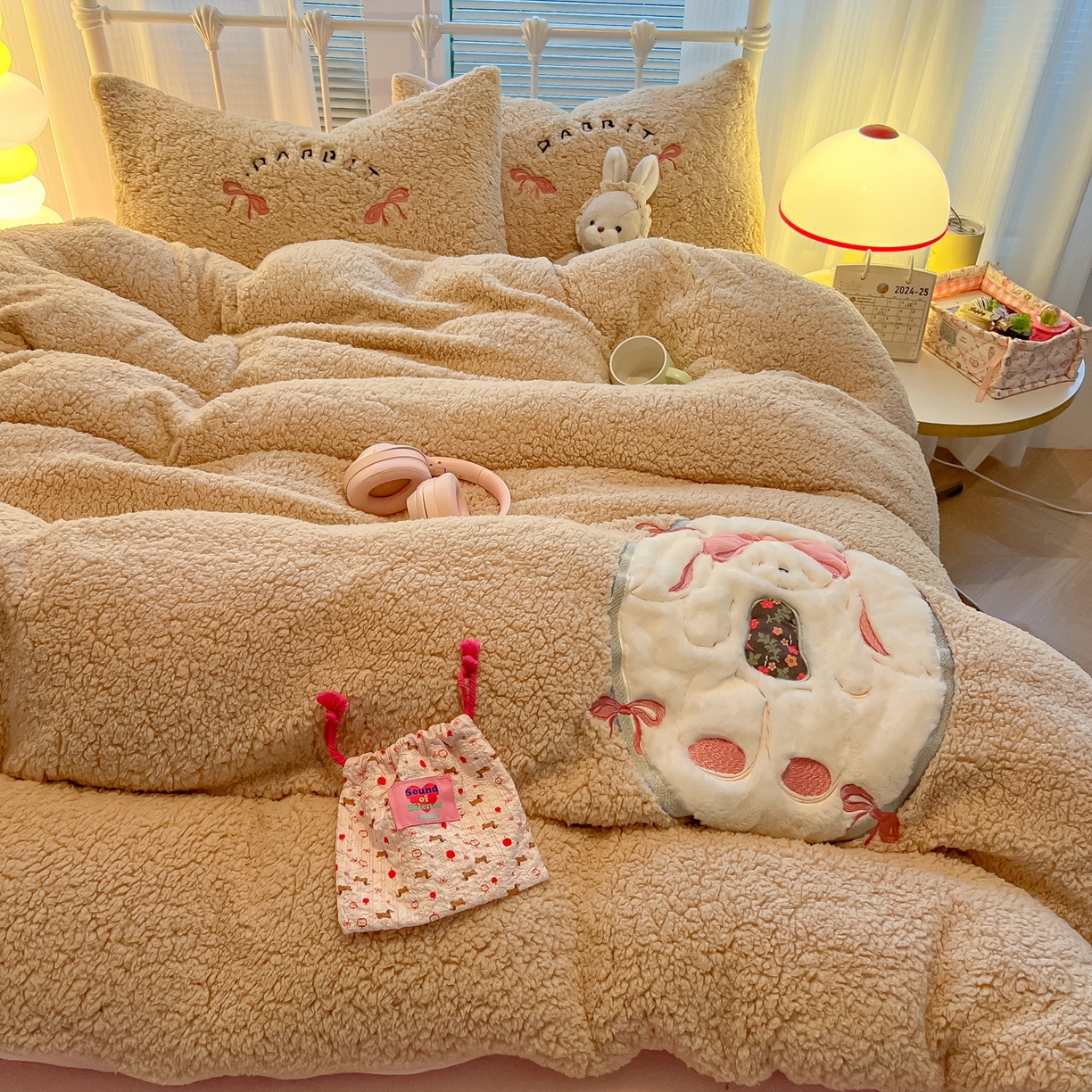 91家纺网 家纺一手货源 找家纺 （总）子钦家纺 2025秋冬新款加厚羊羔绒牛奶绒卡通贴布绣床单床笠四件套第一波