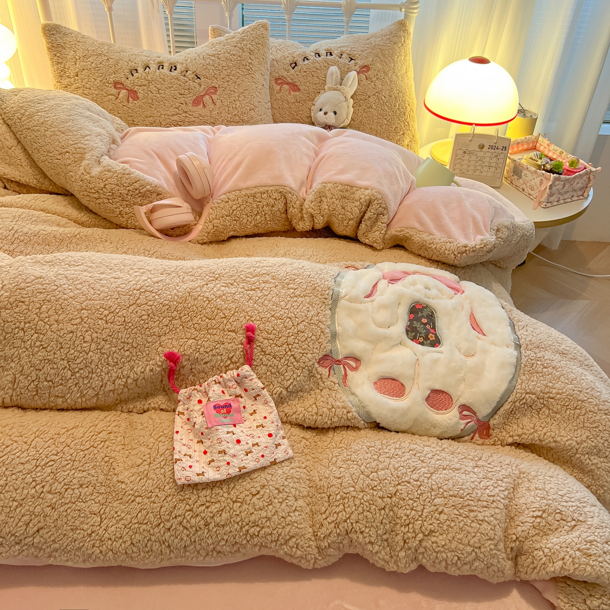 91家纺网 家纺一手货源 找家纺 （总）子钦家纺 2025秋冬新款加厚羊羔绒牛奶绒卡通贴布绣床单床笠四件套第一波