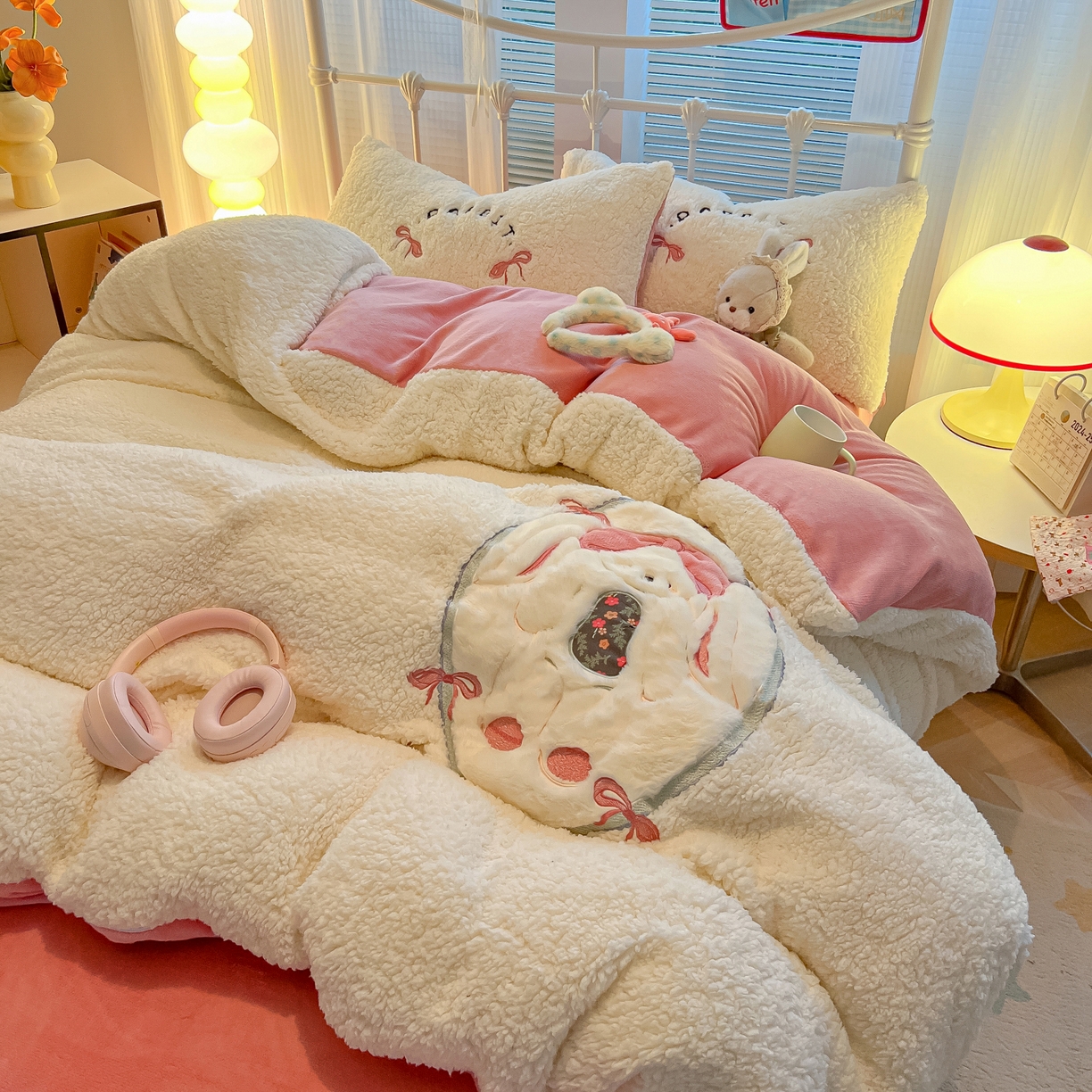 91家纺网 家纺一手货源 找家纺 （总）子钦家纺 2025秋冬新款加厚羊羔绒牛奶绒卡通贴布绣床单床笠四件套第一波