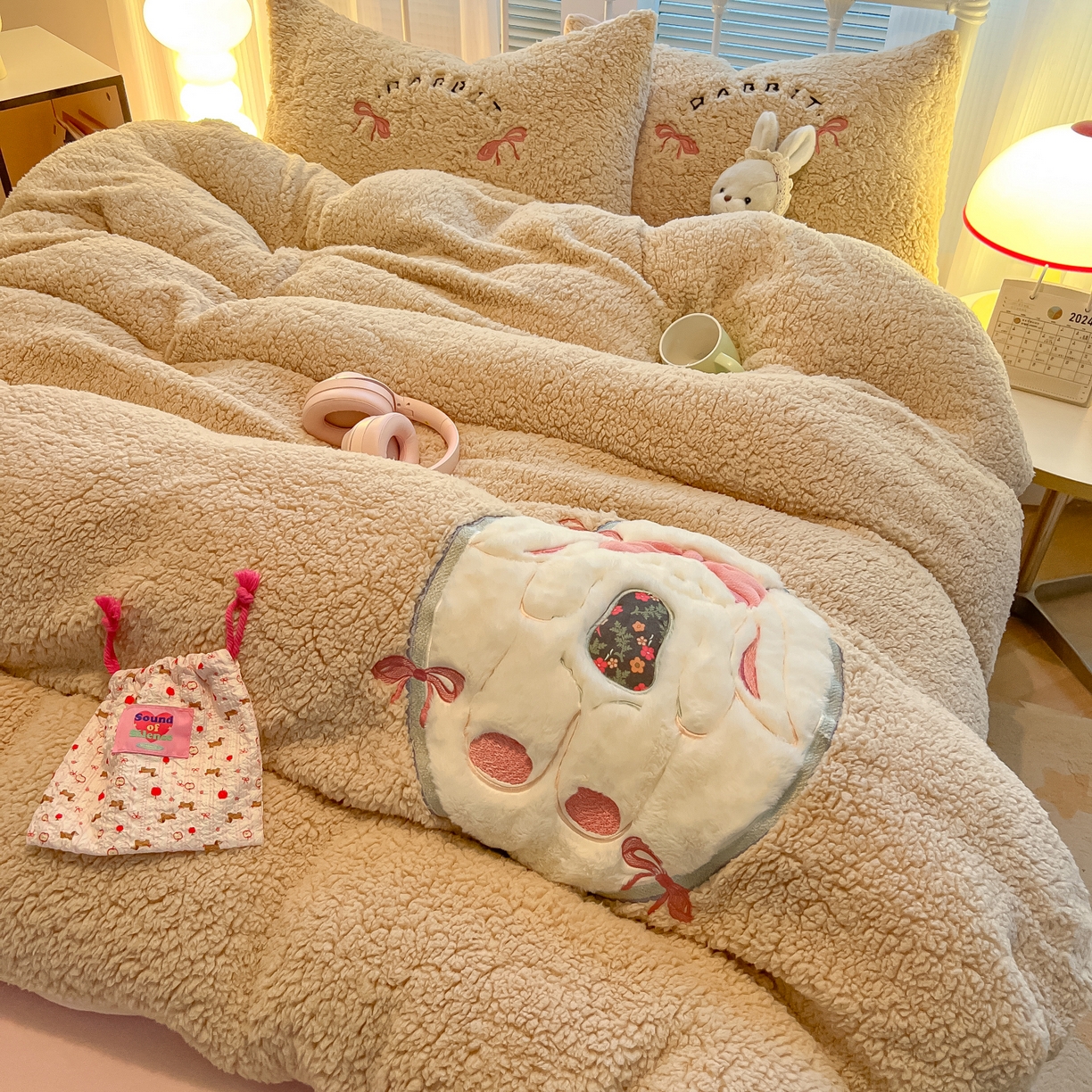 91家纺网 家纺一手货源 找家纺 （总）子钦家纺 2025秋冬新款加厚羊羔绒牛奶绒卡通贴布绣床单床笠四件套第一波