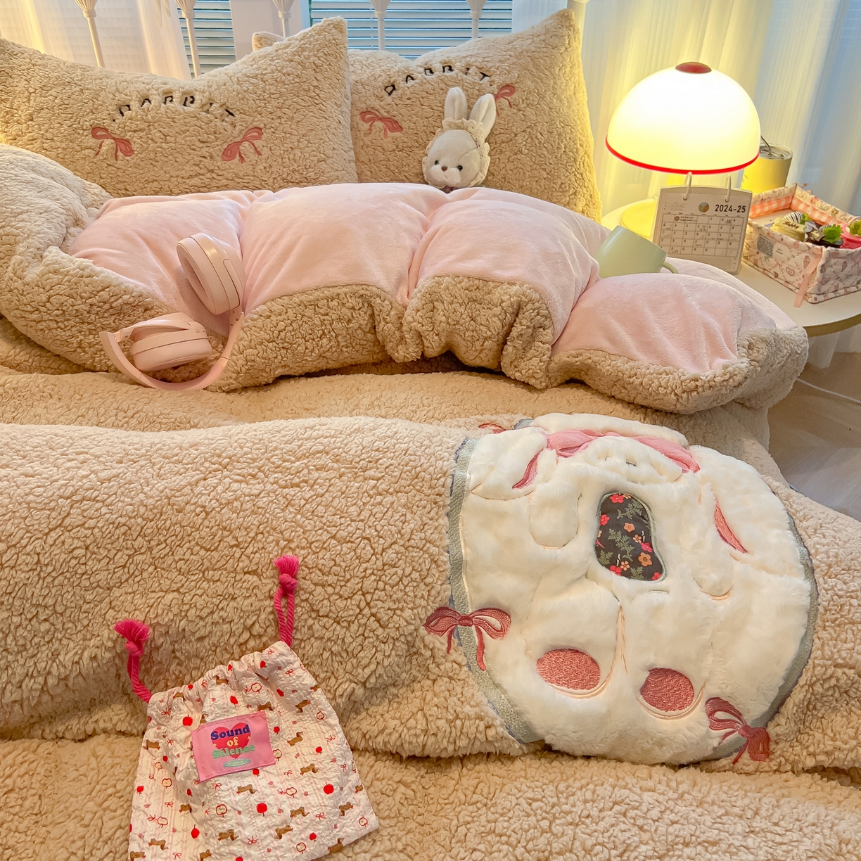 91家纺网 家纺一手货源 找家纺 （总）子钦家纺 2025秋冬新款加厚羊羔绒牛奶绒卡通贴布绣床单床笠四件套第一波