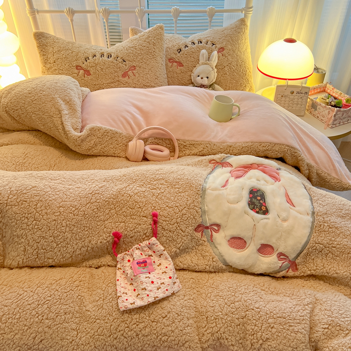 91家纺网 家纺一手货源 找家纺 （总）子钦家纺 2025秋冬新款加厚羊羔绒牛奶绒卡通贴布绣床单床笠四件套第一波