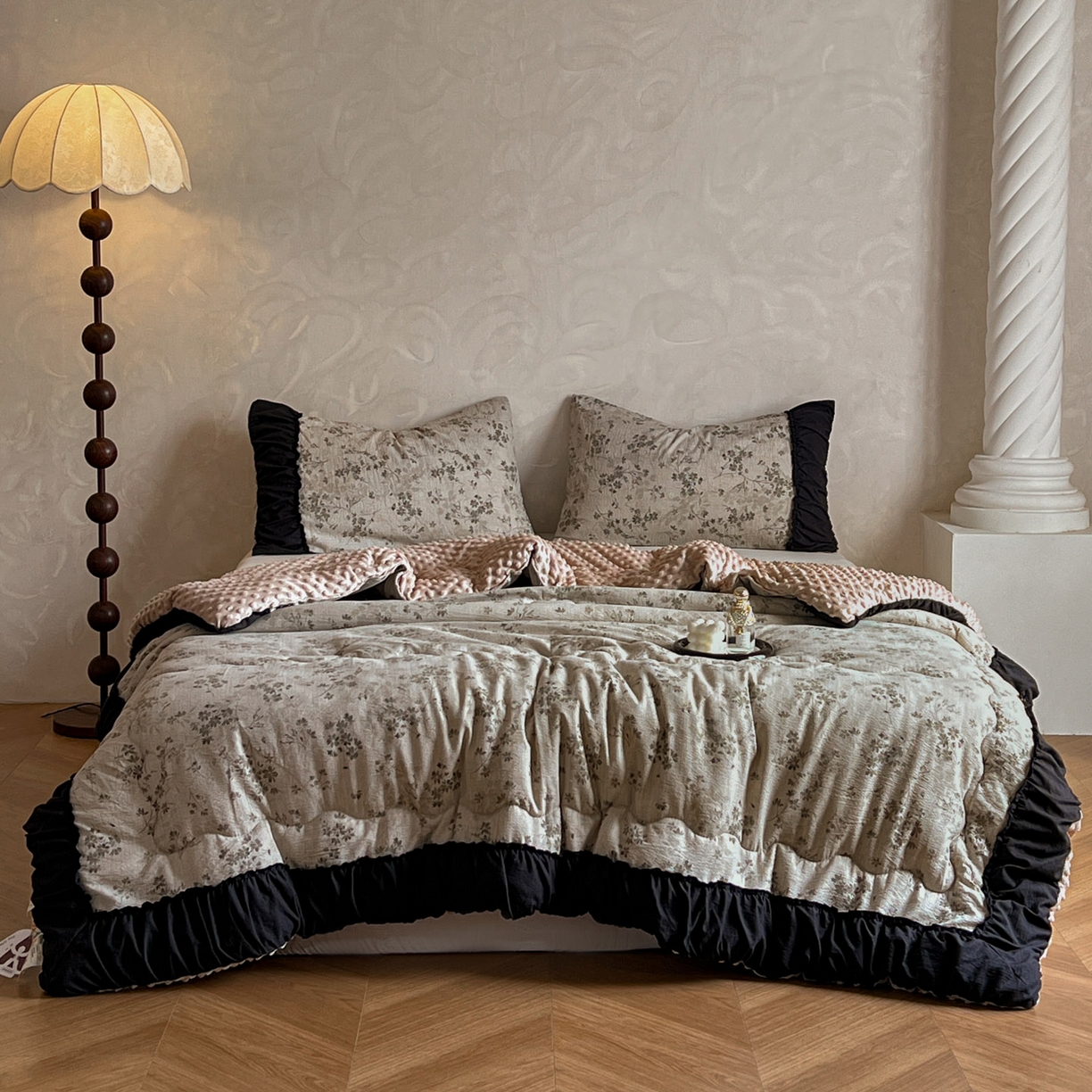 91家纺网 家纺一手货源 找家纺 Mata蔓塔家 2025新款侘寂风泡芙花边豆豆被被子被芯冬被春秋被牛奶绒豆豆被 秋风萧瑟