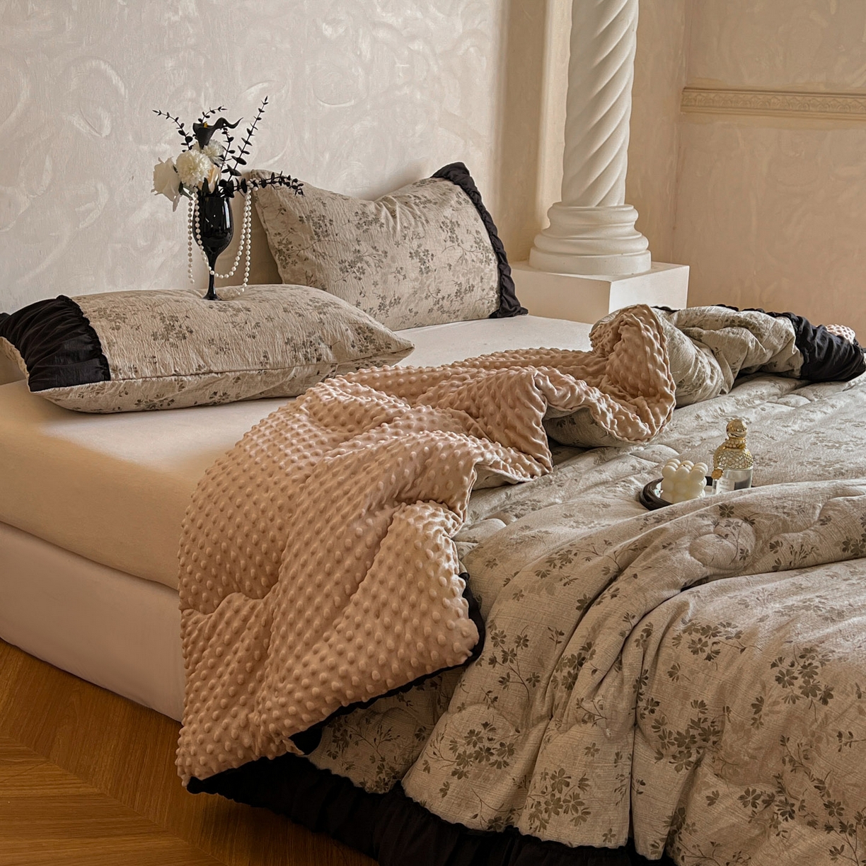 91家纺网 家纺一手货源 找家纺 Mata蔓塔家 2025新款侘寂风泡芙花边豆豆被被子被芯冬被春秋被牛奶绒豆豆被 秋风萧瑟