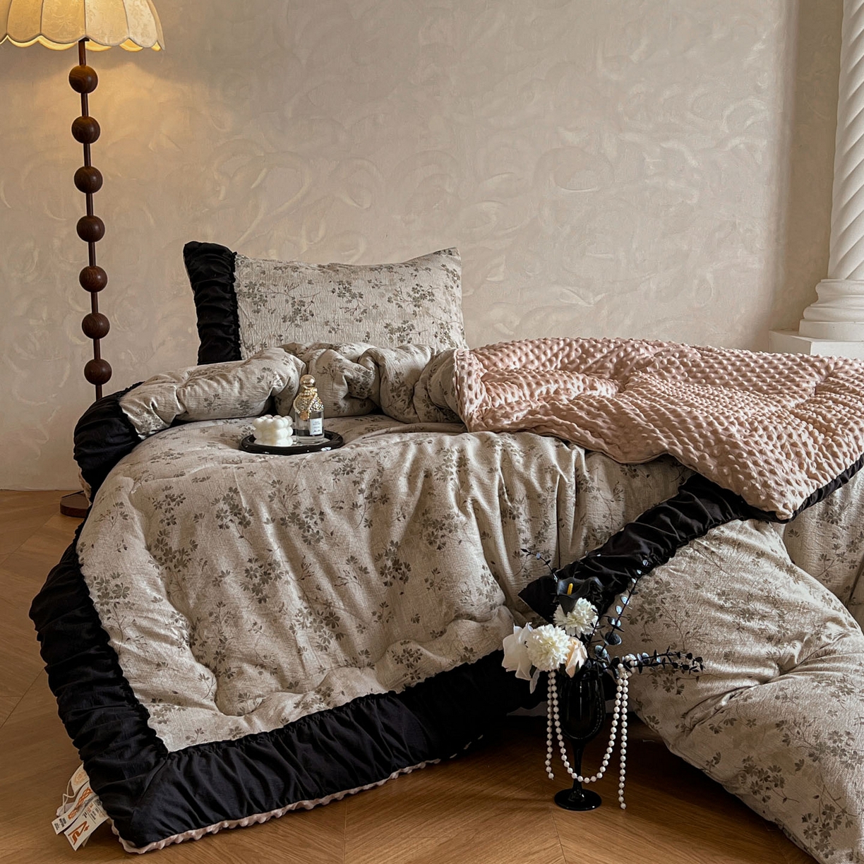 91家纺网 家纺一手货源 找家纺 Mata蔓塔家 2025新款侘寂风泡芙花边豆豆被被子被芯冬被春秋被牛奶绒豆豆被 秋风萧瑟