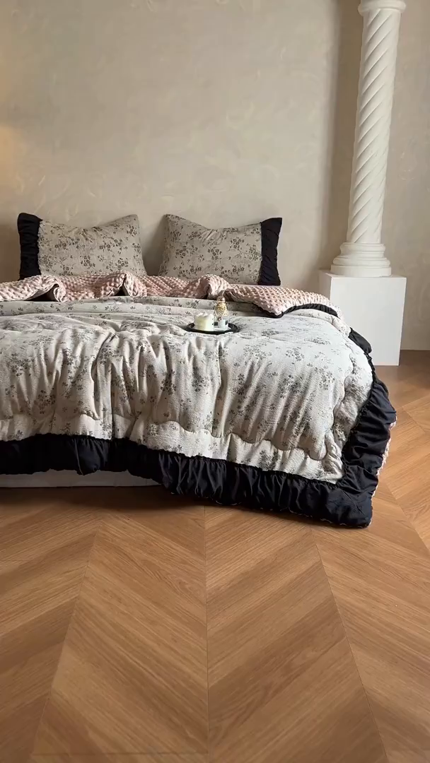 91家纺网 家纺一手货源 找家纺 Mata蔓塔家 2025新款侘寂风泡芙花边豆豆被被子被芯冬被春秋被牛奶绒豆豆被 秋风萧瑟