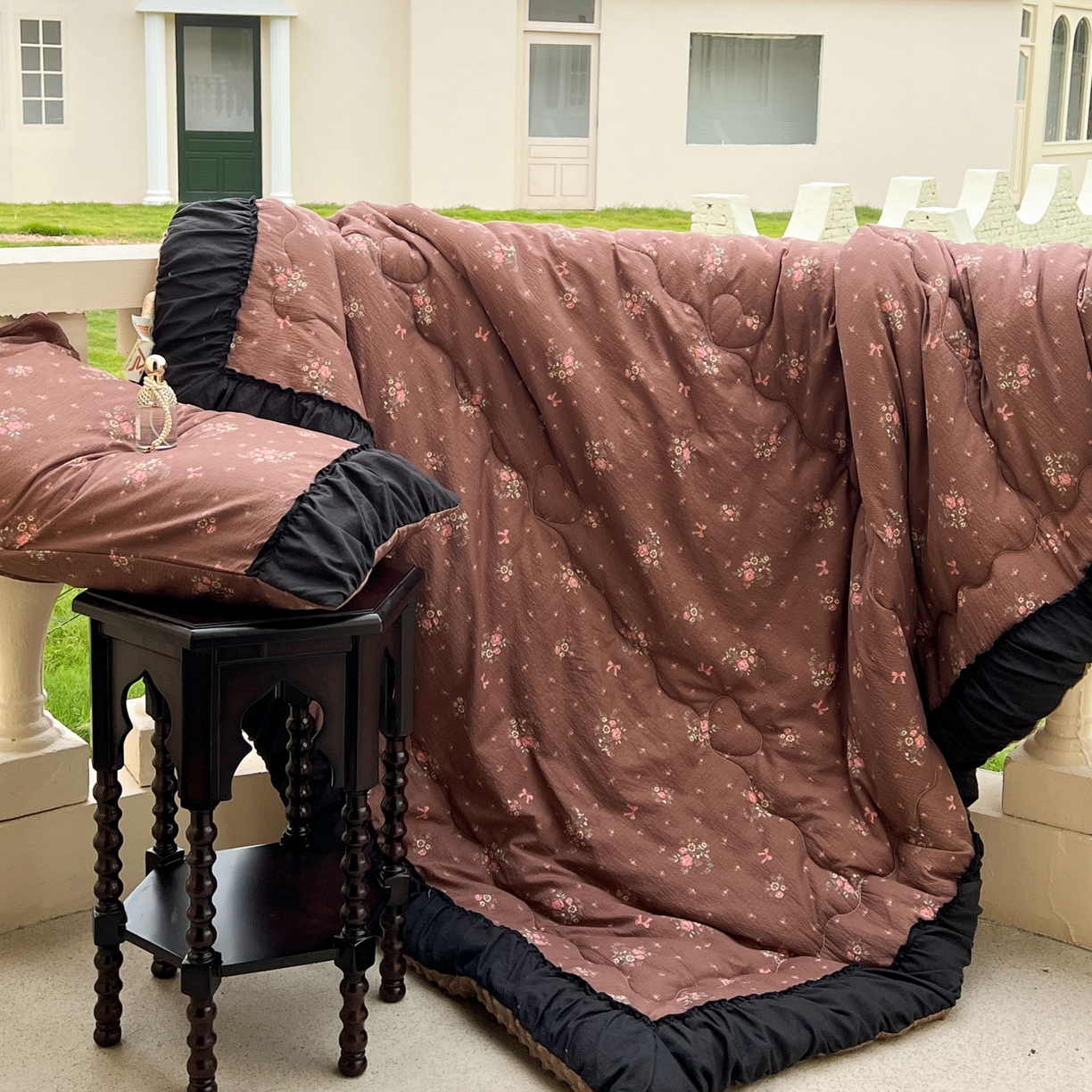 91家纺网 家纺一手货源 找家纺 Mata蔓塔家 2025新款侘寂风泡芙花边豆豆被被子被芯冬被春秋被牛奶绒豆豆被 秋末花田