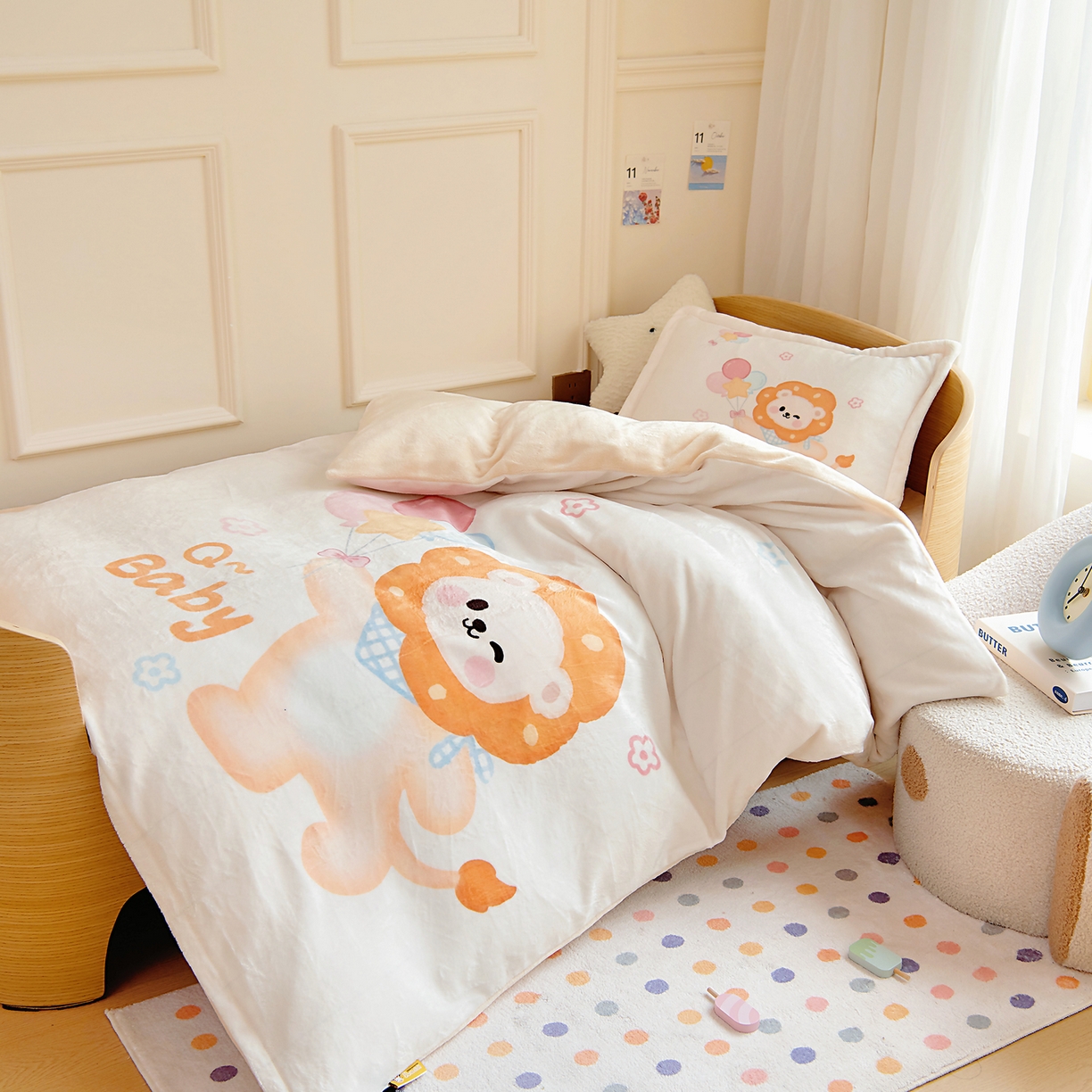 91家纺网 家纺一手货源 找家纺 梵赫 2025新款加厚240克牛奶绒数码原创大版卡通被套+被芯组合 开心小狮子