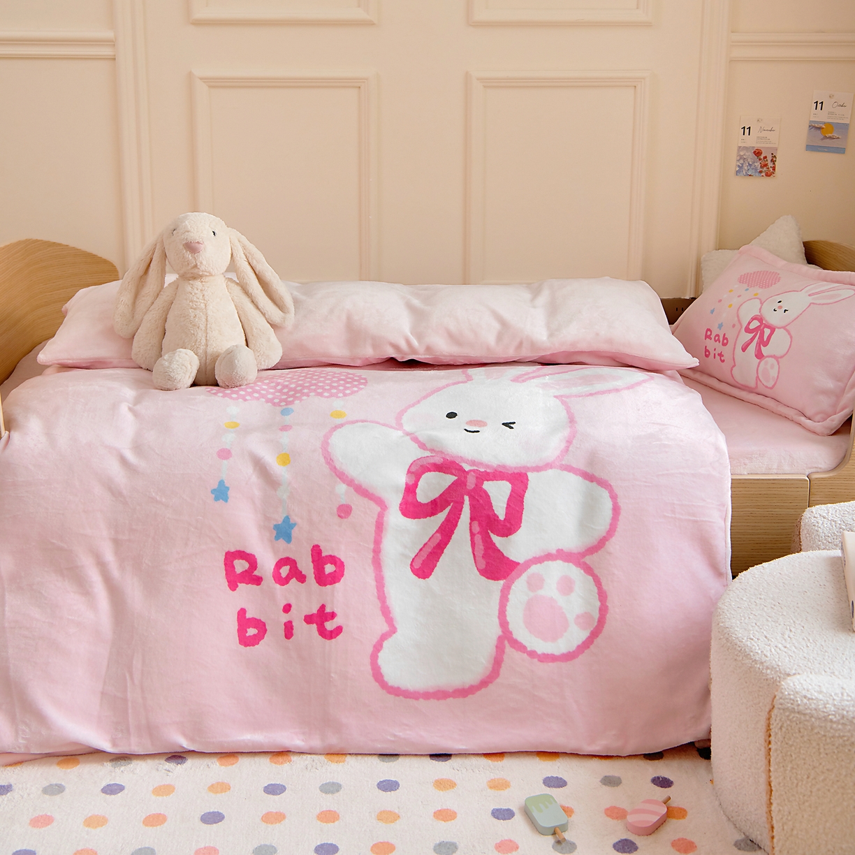 91家纺网 家纺一手货源 找家纺 梵赫 2025新款加厚240克牛奶绒数码原创大版卡通被套+被芯组合 可爱大耳兔