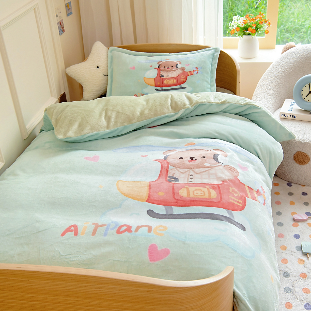 91家纺网 家纺一手货源 找家纺 梵赫 2025新款加厚240克牛奶绒数码原创大版卡通被套+被芯组合 飞行员小熊